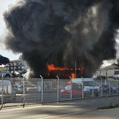 Starker Rauch nach dem Brand. Foto: -/Feuerwehr Schloß Holte-Stukenbrock/dpa