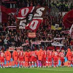 Bayern-Jubel nach dem 5:0 beim FC St. Pauli. Foto: Christian Charisius/dpa