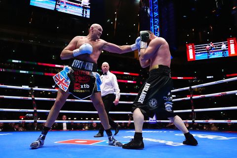 Ungefährdeter Sieg: Tyson Fury (l) im Ring gegen Arslanbek Machmudow. Foto: Bradley Collyer/PA Wire/dpa