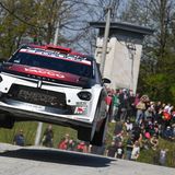 Ein Rallye-Auto fliegt durch die Luft