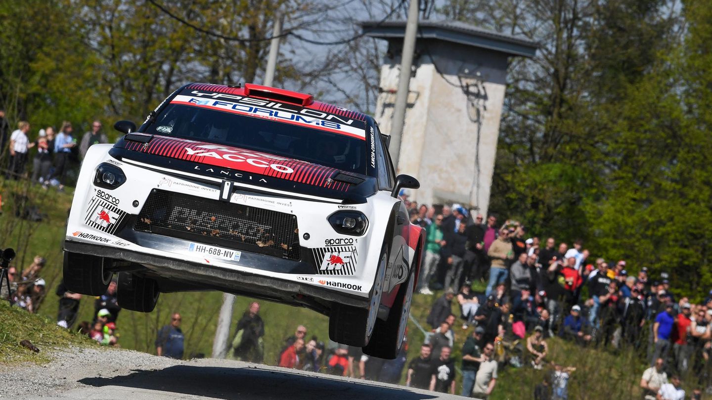 Ein Rallye-Auto fliegt durch die Luft