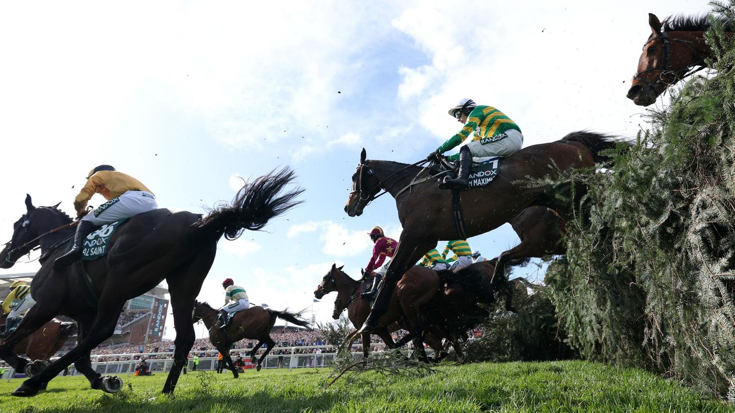 Paul Townend auf seinem Pferd „I Am Maximus“ während des Randox Grand National Handicap Rennens