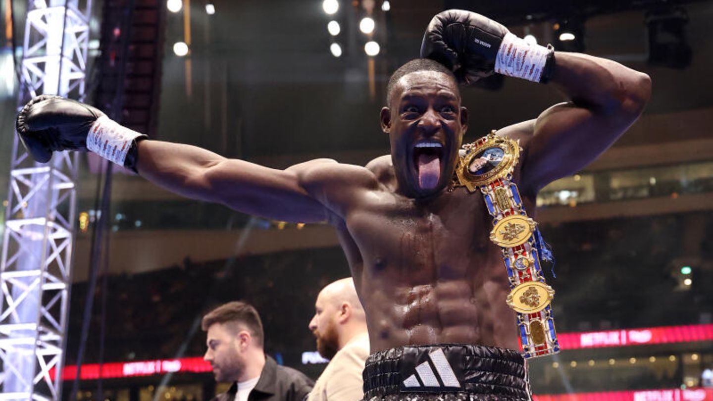 Richard Riakporhe feiert seinen Sieg im britischen Schwergewichtsboxen