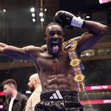 Richard Riakporhe feiert seinen Sieg im britischen Schwergewichtsboxen