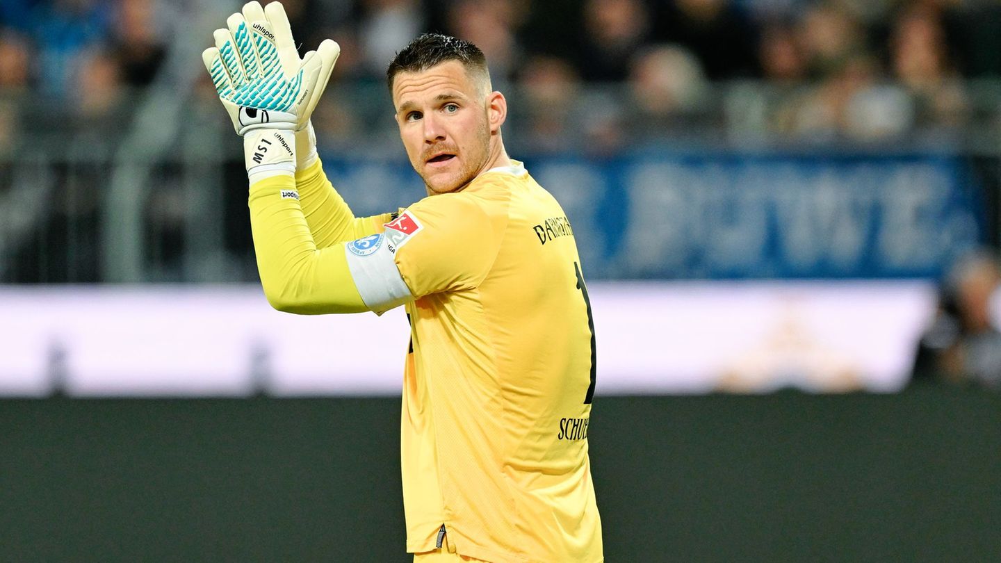 Kapitän Marcel Schuhen will mit den Lilien weiter am Aufstiegstraum arbeiten. Foto: Uwe Anspach/dpa