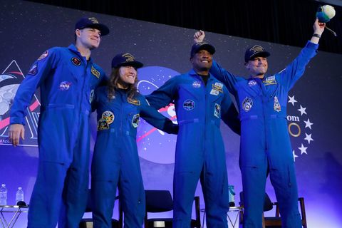 Die "Artemis 2"-Crew, Jeremy Hansen (l-r), Christina Koch, Victor Glover und Reid Wiseman, kommt am Ende einer Rückkehrfeier in