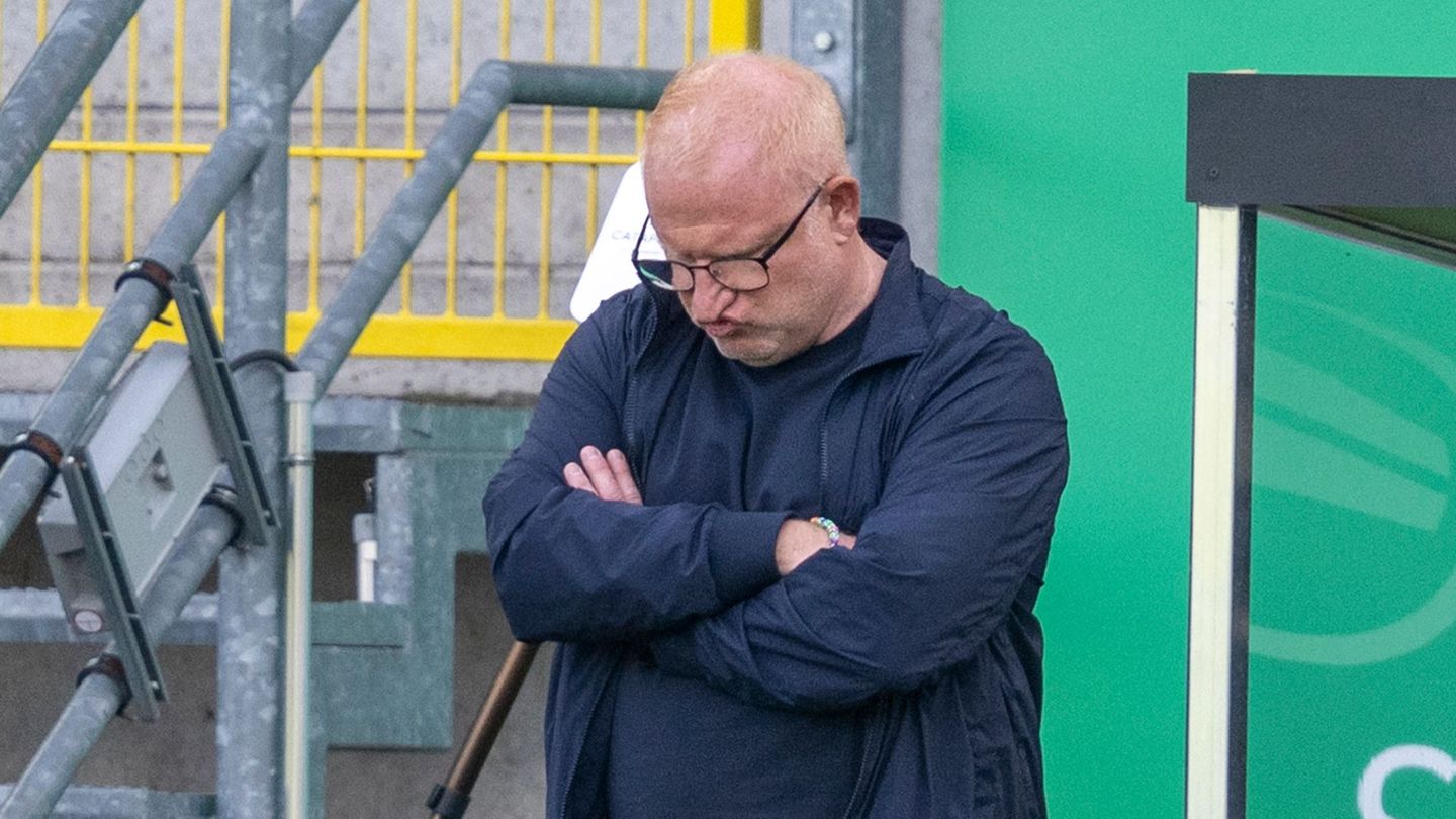 Ein Punkt in Münster: Fürths Trainer Heiko Vogel reagiert nicht zufrieden. Foto: David Inderlied/dpa