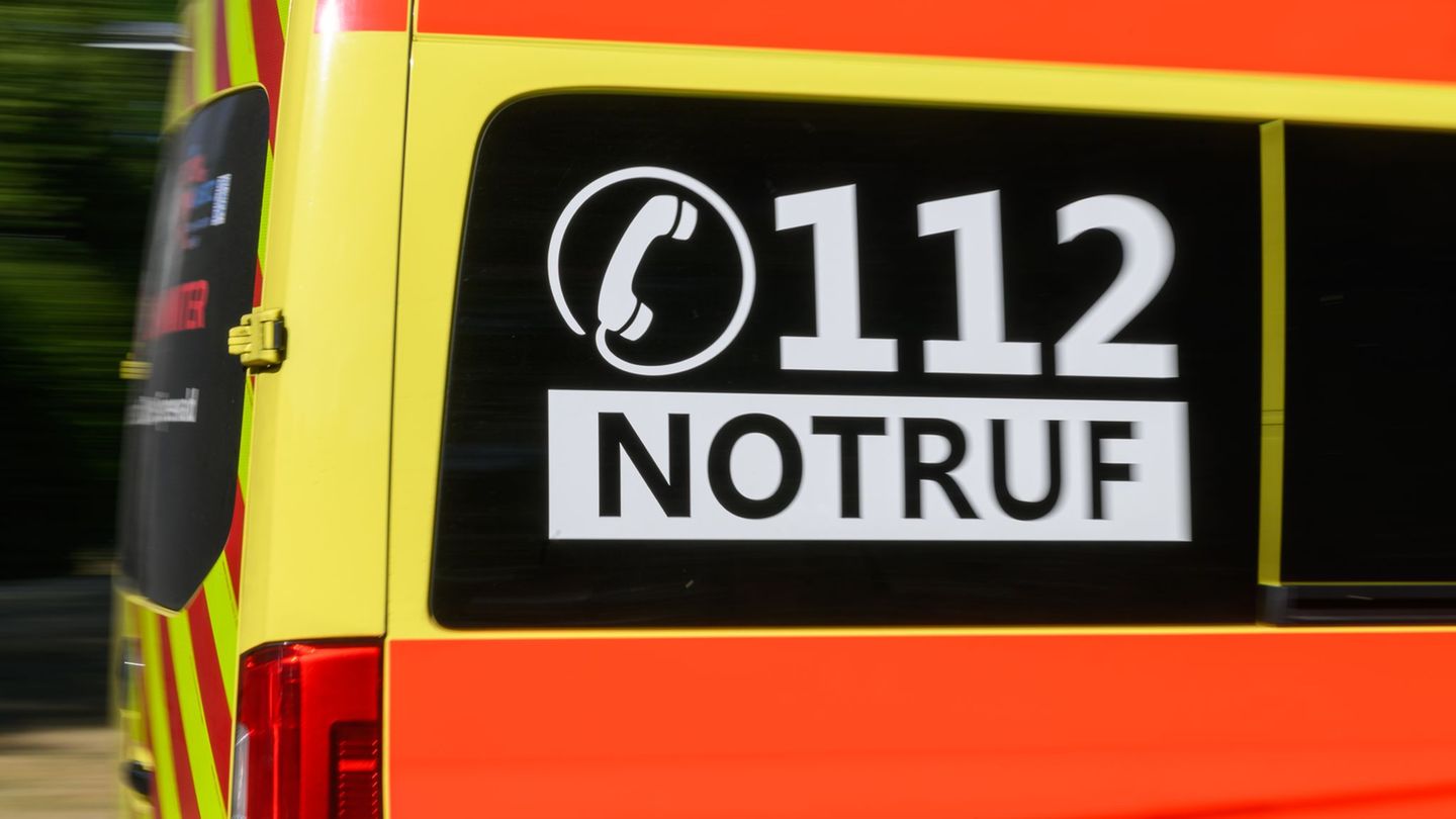 Unfall: Auto fährt gegen Baum - zwei Verletzte