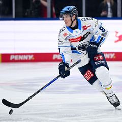 Bleibt dem ERC Ingolstadt erhalten: Stürmer Myles Powell. (Archivbild) Foto: Sven Hoppe/dpa