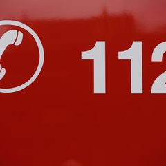 Weil die Frau hilflos wirkt, rückten die Kräfte aus. (Symbolbild) Foto: Klaus-Dietmar Gabbert/dpa