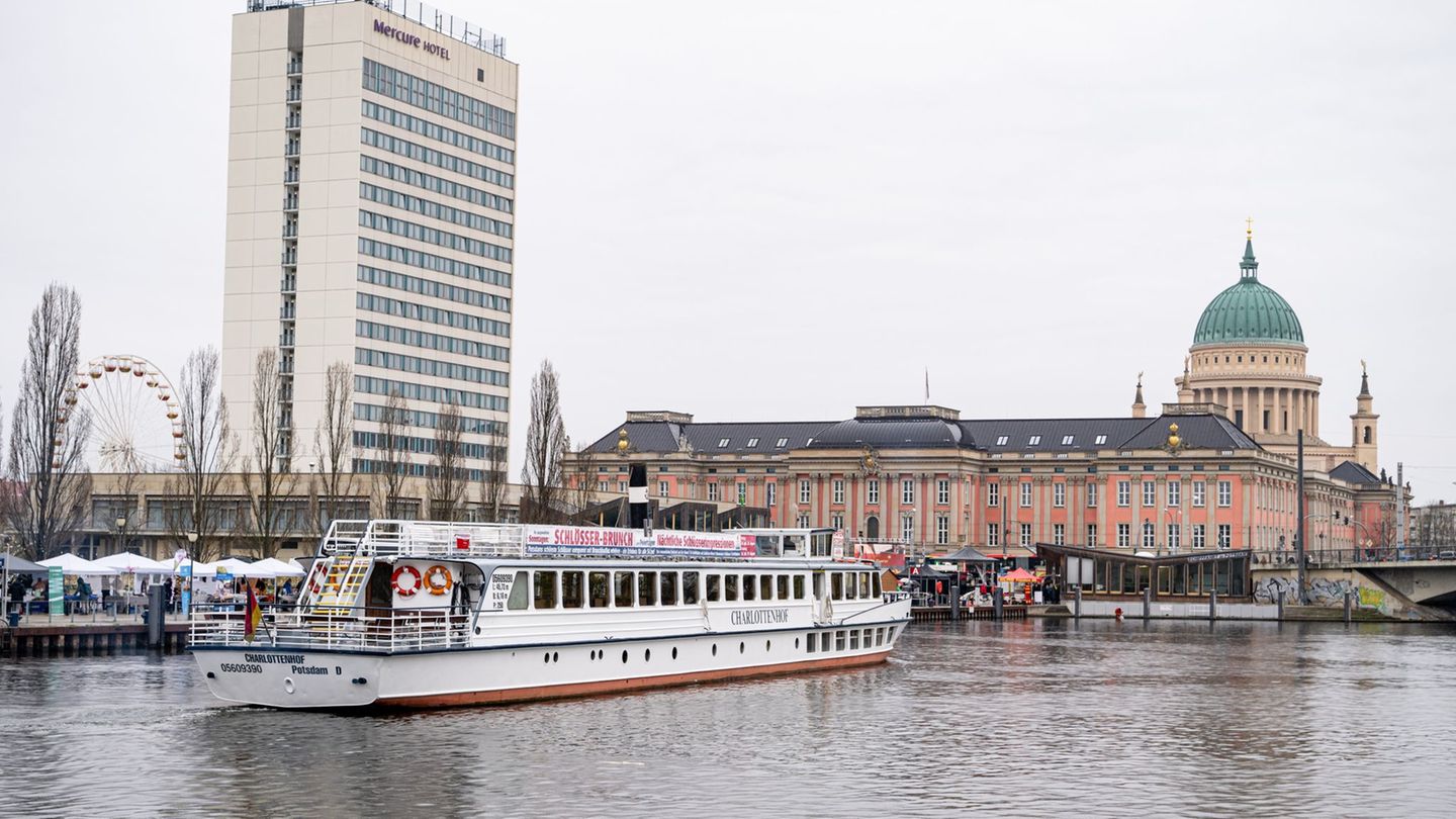 An diesem Wochenende starten die Dampfer in Potsdam in die Hauptsaison. Foto: Fabian Sommer/dpa