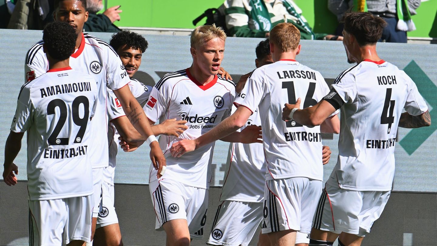 Eintracht Frankfurt bleibt mit dem Sieg in Wolfsburg im Europapokal-Rennen. Foto: Swen Pförtner/dpa