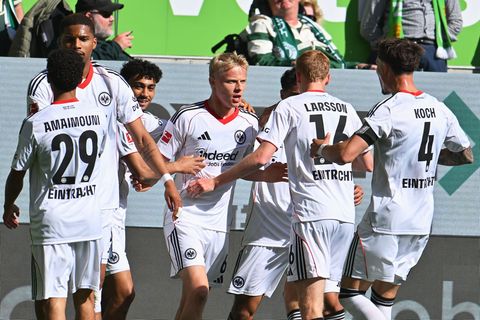 Eintracht Frankfurt bleibt mit dem Sieg in Wolfsburg im Europapokal-Rennen. Foto: Swen Pförtner/dpa