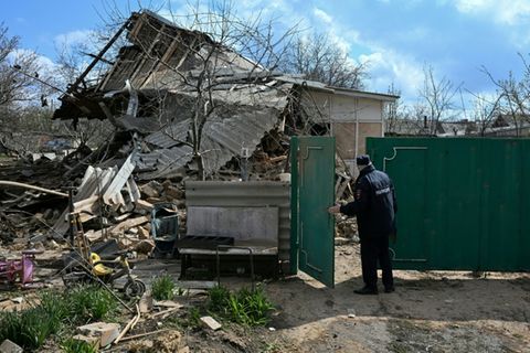 Zerstörtes Haus in russisch kontrollierter Region Donezk