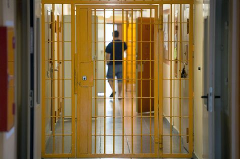 Die Arbeit hinter Gittern soll besser bezahlt werden. (Archivbild) Foto: Sebastian Kahnert/dpa-Zentralbild/dpa