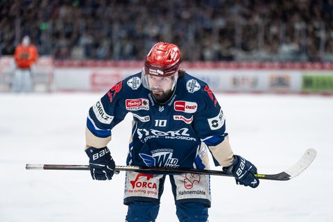 Mirko Höfflin bleibt bei den Wild Wings. (Archivbild) Foto: Silas Stein/dpa