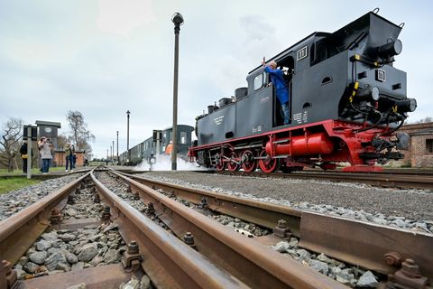 Eine historische Dampflok fährt in den Bahnhof Kupferkammerhütte ein. Foto: Heiko Rebsch/dpa