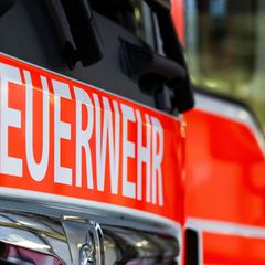 Die Feuerwehr ist im Einsatz. (Symbolbild) Foto: Soeren Stache/dpa