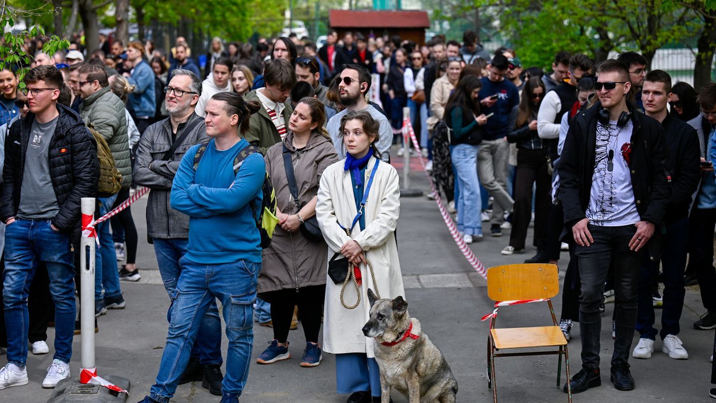 Viele Menschen warten vor einem Wahllokal in Budapest, um ihre Stimme abzugeben. Foto: Denes Erdos/AP/dpa