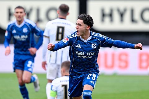 Schalke siegt in Unterzahl in Elversberg. Foto: Uwe Anspach/dpa