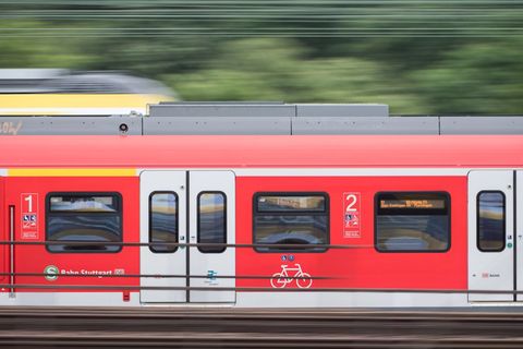 Eine S-Bahn ist in Nordrhein-Westfalen in eine herabhängende Oberleitung gefahren. (Symboldbild) Foto: Sebastian Gollnow/dpa
