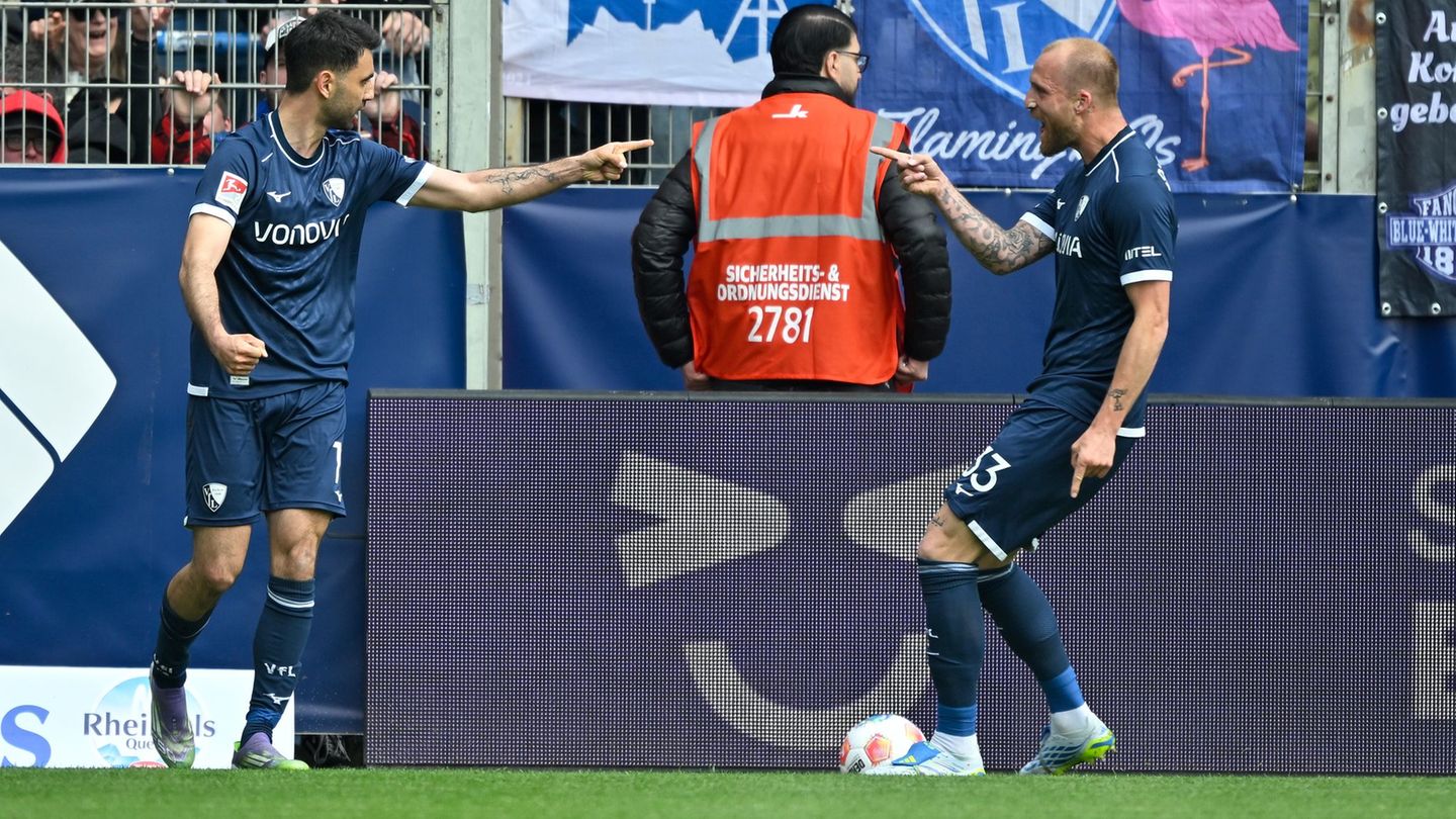 Zwei Ex-Braunschweiger jubeln für Bochum: Torschütze Gerrit Holtmann (l) und Stürmer Philipp Hofmann. Foto: Ulrich Hufnagel/dpa
