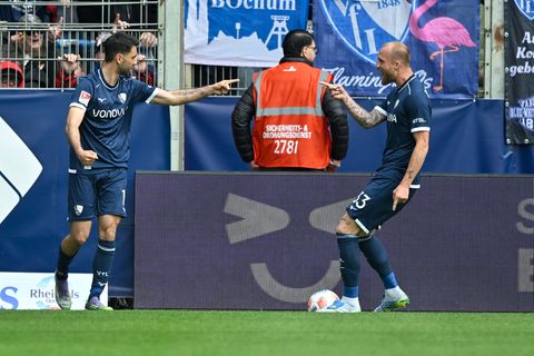 Zwei Ex-Braunschweiger jubeln für Bochum: Torschütze Gerrit Holtmann (l) und Stürmer Philipp Hofmann. Foto: Ulrich Hufnagel/dpa