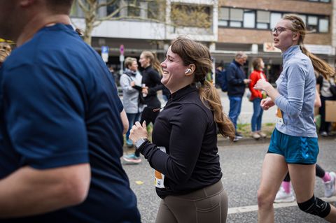 Beim Marathon in Hannover ist die Grünen-Politikerin Ricarda Lang in der Disziplin Halbmarathon gestartet. Foto: Moritz Frankenb