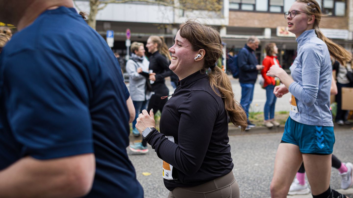 Beim Marathon in Hannover ist die Grünen-Politikerin Ricarda Lang in der Disziplin Halbmarathon gestartet. Foto: Moritz Frankenb