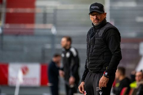 Claus-Dieter Wollitz und Energie Cottbus haben das Spitzenspiel in Liga drei verloren. (Archivbild) Foto: Julius Frick/dpa