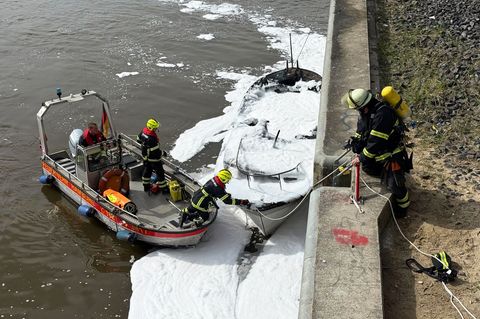 In Hamburg hat an den Elbbrücken ein Boot gebrannt. Foto: Daniel Bockwoldt/dpa