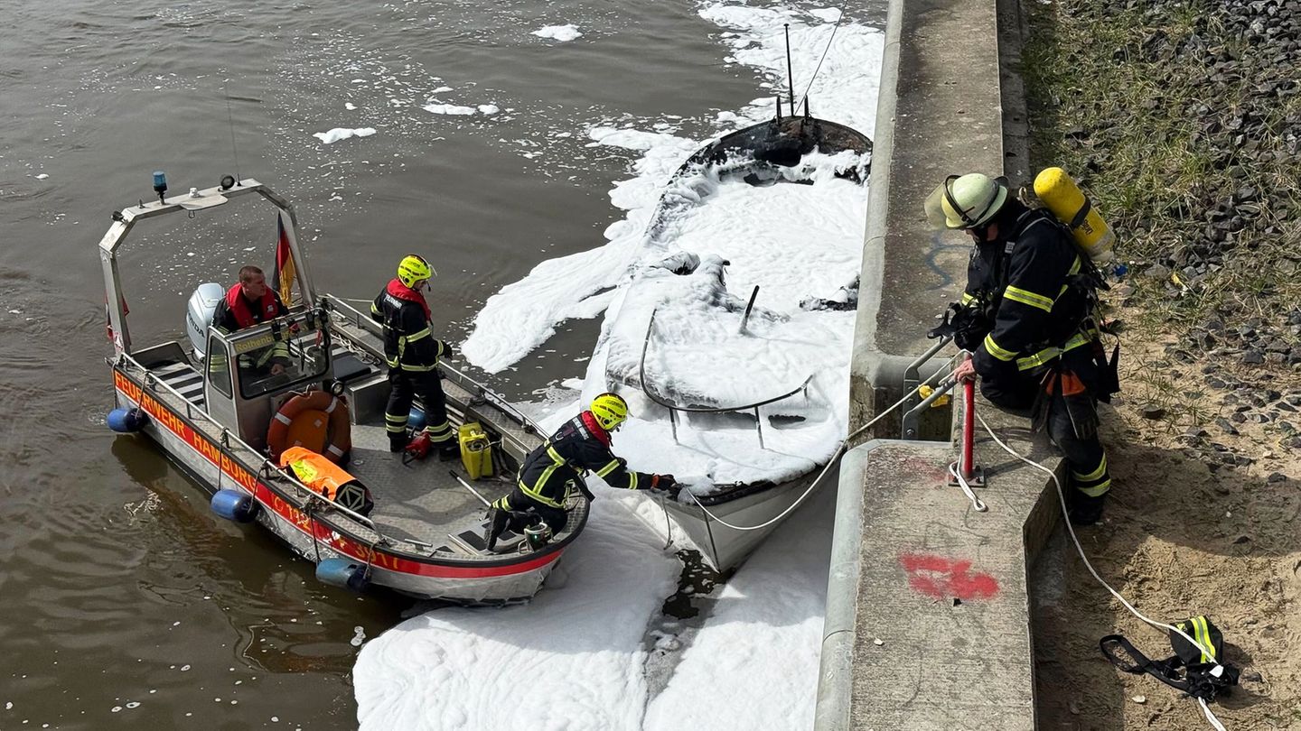 In Hamburg hat an den Elbbrücken ein Boot gebrannt. Foto: Daniel Bockwoldt/dpa