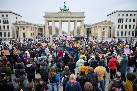 Hunderte von Menschen demonstrierten am Brandenburger Tor gegen sexuelle Gewalt. Foto: Annette Riedl/dpa