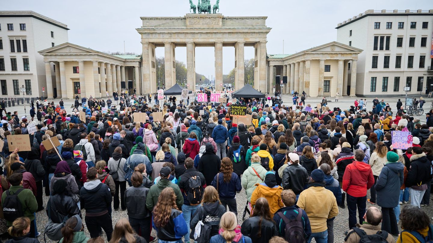 Hunderte von Menschen demonstrierten am Brandenburger Tor gegen sexuelle Gewalt. Foto: Annette Riedl/dpa