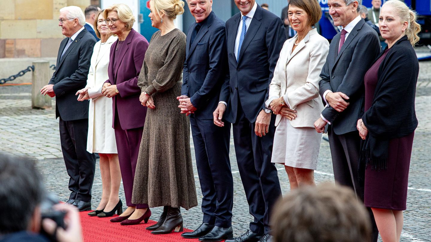 Das Gruppenbild mit Bundespräsident, Bundestagspräsidentin und Kanzler beim Einheits-Fest vergangenes Jahr in Saarbrücken (Archi