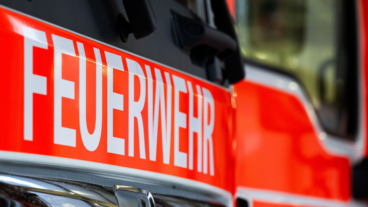 Die Feuerwehr ist noch mit Nachlöscharbeiten beschäftigt. (Symbolbild) Foto: Soeren Stache/dpa