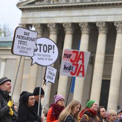 Demonstranten protestieren gegen sexualisierte Gewalt. Foto: Karl-Josef Hildenbrand/dpa