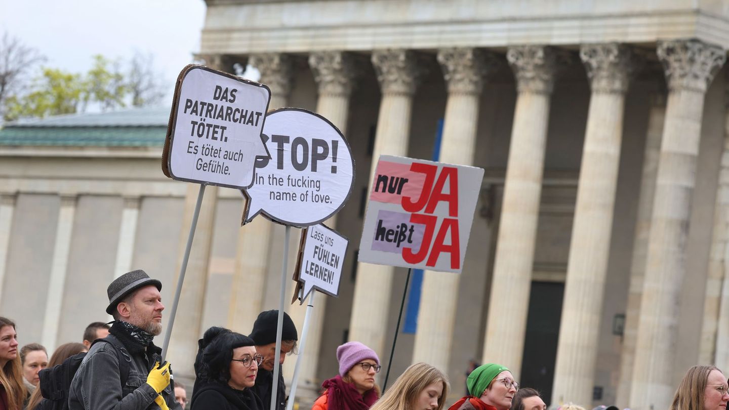 Demonstranten protestieren gegen sexualisierte Gewalt. Foto: Karl-Josef Hildenbrand/dpa