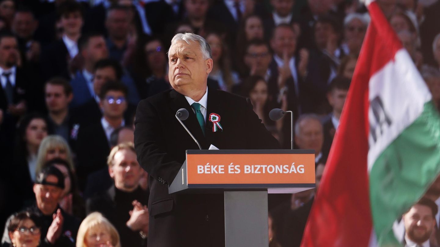 Viktor Orban am Redepult in Ungarn