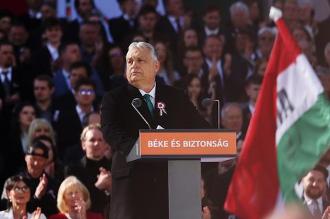 Viktor Orban am Redepult in Ungarn