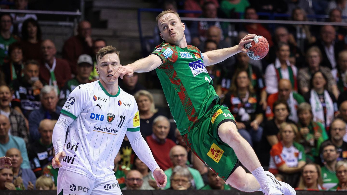 Omar Ingi Magnusson (r) war Magdeburgs bester Werfer gegen Erlangen (Archivbild) Foto: Ronny Hartmann/dpa-Zentralbild/dpa