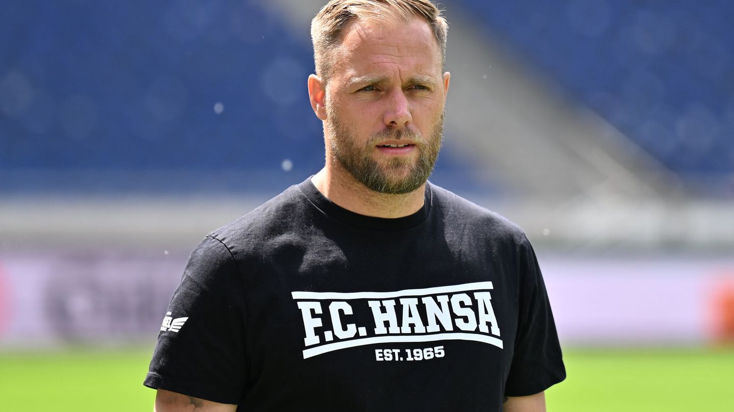 Rostocks Trainer Daniel Brinkmann kann noch mit dem Aufstieg liebäugeln. Foto: Swen Pförtner/dpa