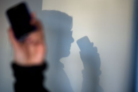 Eine angebliche Polizistin hatte den 87-Jährigen angerufen. (Symbolbild) Foto: Arno Burgi/dpa-Zentralbild/dpa