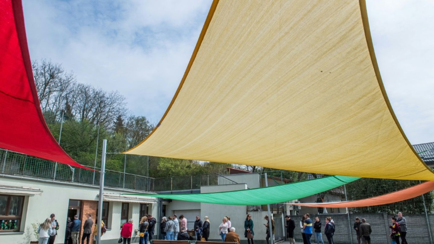 Schlangen vor einem Wahllokal am Sonntag in einem Ort nahe Budapest