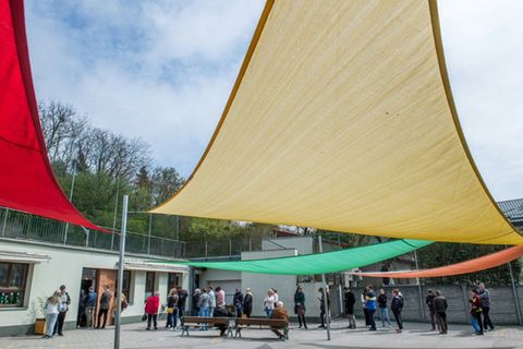 Schlangen vor einem Wahllokal am Sonntag in einem Ort nahe Budapest
