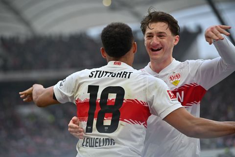 Brachte den VfB gegen den HSV in Führung: Angelo Stiller (r.). Foto: Katharina Kausche/dpa