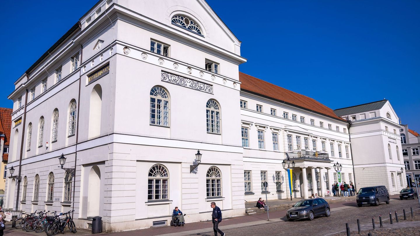Ein SPD-Kandidat und eine AfD-Kandidatin stehen in der Stichwahl um das Amt des Bürgermeisters der Hansestadt Wismar. (Archivbil