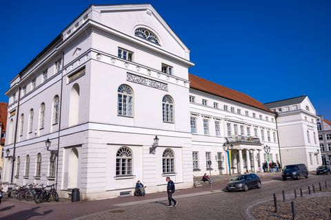 Ein SPD-Kandidat und eine AfD-Kandidatin stehen in der Stichwahl um das Amt des Bürgermeisters der Hansestadt Wismar. (Archivbil