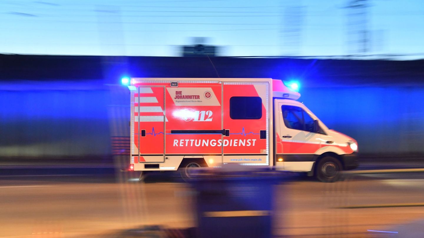 Der junge Autofahrer wurde in ein Krankenhaus gebracht. (Symbolbild) Foto: Boris Roessler/dpa