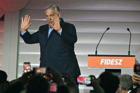 Ungarns Regierungschef Orban am Sonntag vor Anhängern in Budapest